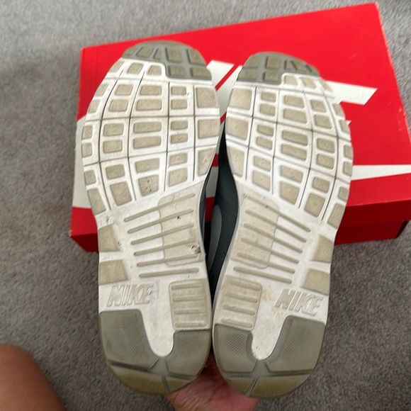 NIKE AIR MAX TAVAS GREY (4.5Y or 6.5 women) - Picture 6 of 11